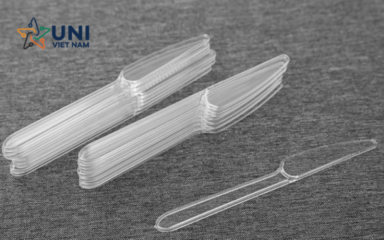 Dao cắt bánh kem bằng nhựa giá rẻ - Tác hại khôn lường tới sức khỏe