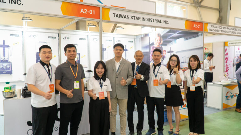 Hình ảnh CEO của JTC Electronics Corp. cùng ban lãnh đạo và nhân viên Uni Việt Nam tại Triển lãm Food & Hotel Hanoi 2023