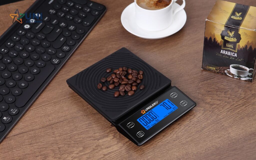 Cân điện tử Uniblend DC-5000 có thể đong được đến 5kg và có bộ đếm thời gian, rất tiện cho những ai cần pha chế drip coffee