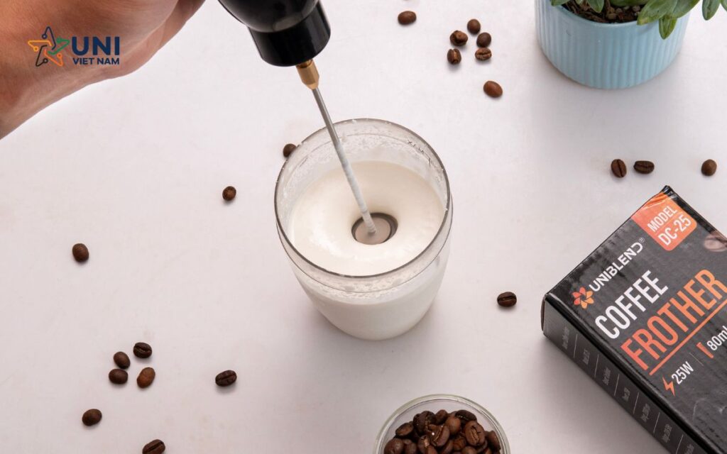 Với máy đánh bọt cà phê, bạn có thể pha chế nhiều món cà phê khác nhau như bạc xỉu, cà phê trứng,