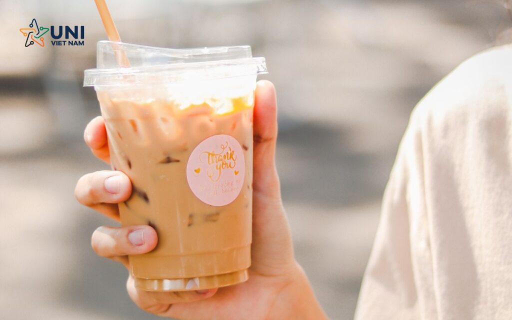 Sử dụng đá viên tinh khiết từ máy làm đá sẽ giúp quán kiểm soát chất lượng đá viên và đồ uống tốt hơn, đồng thời không lo hết đá những khi cao điểm