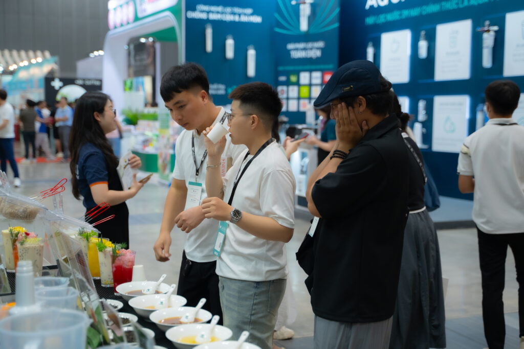 Khách trải nghiệm trực tiếp các sản phẩm tại quầy của Uni Việt Nam tại Cafe Show Vietnam 2026