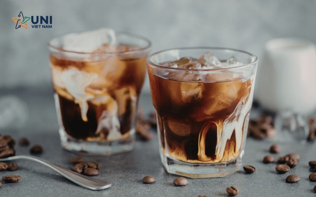 Về lâu dài, đá viên được làm từ máy làm đá cũng giúp chủ quán tiết kiệm nhiều chi phí hơn là đá viên mua ngoài