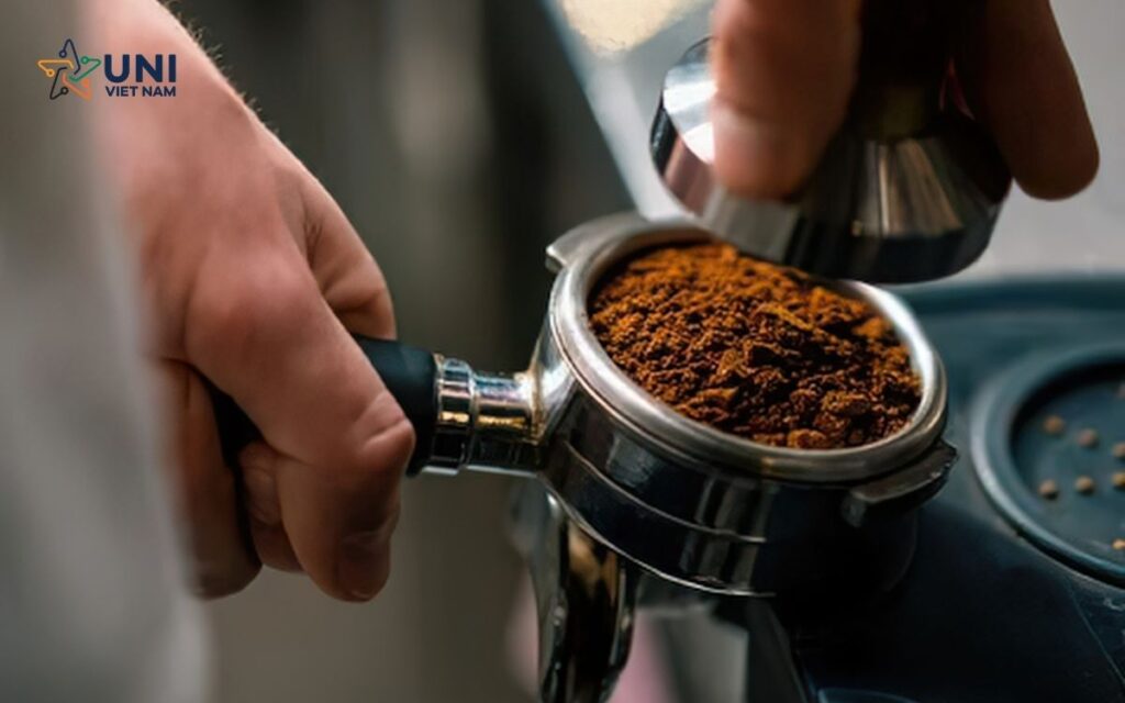 Ngược lại thì xay cà phê quá thô sẽ khiến cà phê khi pha chiết xuất không đủ