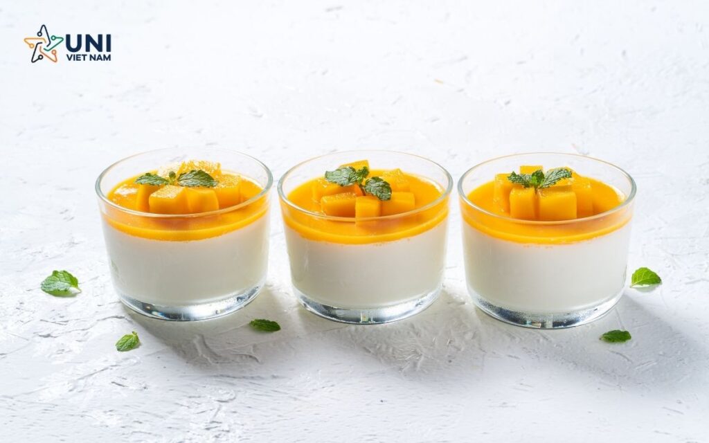 Từ lâu người ta đã sử dụng mứt trái cây như một nguyên liệu cần có để làm ra những món panna cotta với các hương vị trái cây