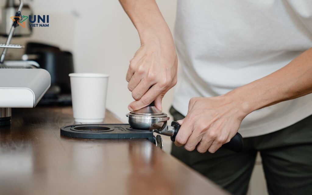 Sử dụng tamper đúng cách sẽ giúp cà phê khi pha với máy pha espresso cho chất lượng lý tưởng nhất