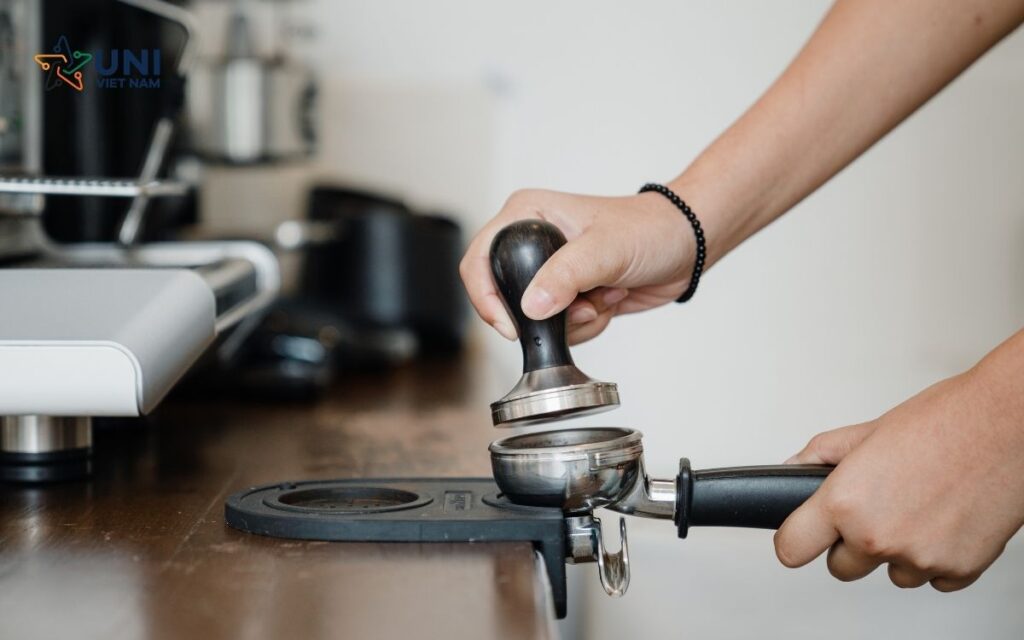 Tamper cà phê là dụng cụ chuyên dụng được sử dụng để nén bột cà phê sau khi xay và cho vào tay cầm máy pha cà phê